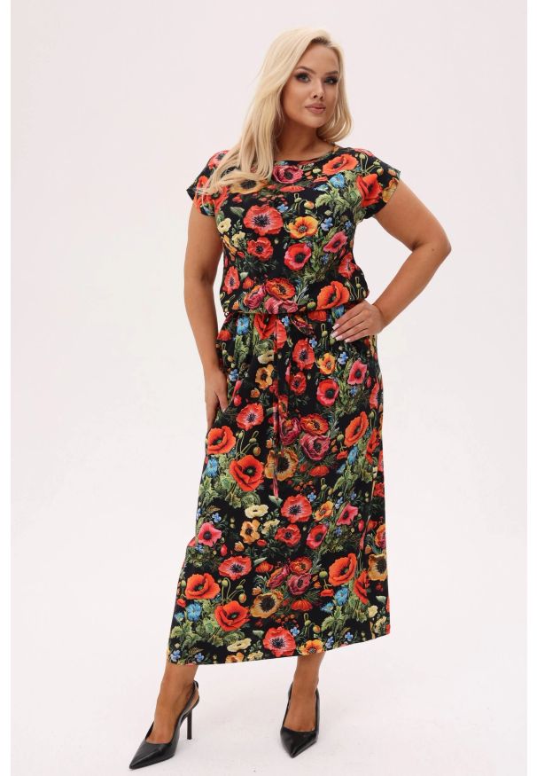 Moda Size Plus Iwanek - Czarna sukienka MAKOVSKA MAXI w maki i polne kwiaty PLUS SIZE XXL OVERSIZE. Okazja: na spacer, na co dzień, do pracy. Kolekcja: plus size. Kolor: czarny. Wzór: kwiaty. Typ sukienki: oversize, dla puszystych. Materiał: dzianina, elastan, wiskoza, tkanina. Długość rękawa: krótki rękaw. Sezon: wiosna, lato. Styl: casual, elegancki, wakacyjny. Długość: maxi