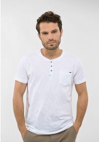 Volcano - T-shirt z rozpinanym dekoltem T-HUBRIS. Kolekcja: plus size. Kolor: biały. Materiał: włókno, bawełna, materiał. Długość rękawa: krótki rękaw. Długość: krótkie. Wzór: aplikacja. Styl: klasyczny