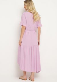 Born2be - Fioletowa Sukienka Pudełkowa z Materiałowym Paskiem i Falbanką Dimovas. Typ kołnierza: dekolt w kształcie V. Kolor: fioletowy. Materiał: materiał #6