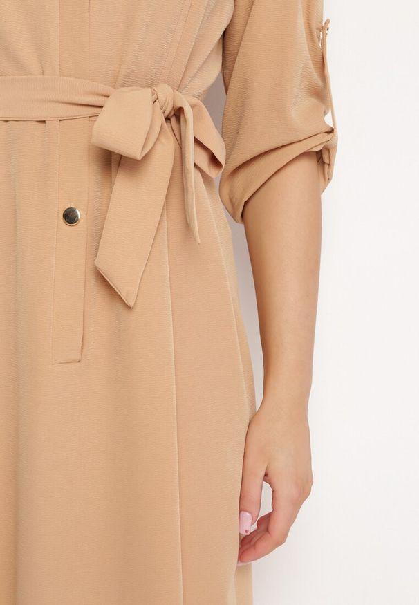 Born2be - Beżowa Rozkloszowana Sukienka Maxi z Koszulową Górą i Wiązanym Paskiem Indiga. Kolor: beżowy. Materiał: materiał. Wzór: jednolity. Typ sukienki: koszulowe. Długość: maxi