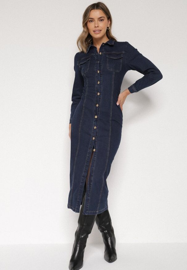 Born2be - Granatowa Jeansowa Sukienka Koszulowa o Taliowanym Kroju Neveala. Okazja: na co dzień. Kolor: niebieski. Materiał: jeans. Typ sukienki: koszulowe. Styl: klasyczny, casual. Długość: midi