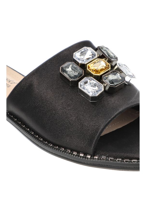 Czarne Klapki S.Barski Modne Obuwie Damskie Z Ozdobami. Okazja: na co dzień. Kolor: czarny. Wzór: aplikacja. Obcas: na płaskiej podeszwie. Styl: casual