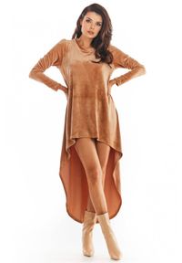 Awama - Welurowa trapezowa sukienka z asymetrycznym dołem. Materiał: welur. Długość rękawa: długi rękaw. Typ sukienki: trapezowe, asymetryczne #2