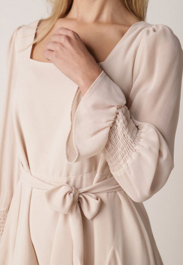 Born2be - Beżowa Sukienka Vices z Siateczkowymi Rękawami i Wiązanym Paskiem Resnala. Okazja: na co dzień. Typ kołnierza: dekolt kwadratowy. Kolor: beżowy. Materiał: materiał. Typ sukienki: rozkloszowane. Styl: casual, elegancki