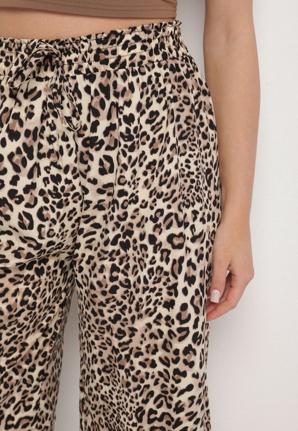 Born2be - Beżowo-Czarne Spodnie o Szerokim Kroju z Gumką w Talii w Panterkę Filassena. Okazja: na co dzień. Kolor: czarny. Wzór: motyw zwierzęcy. Styl: casual, elegancki
