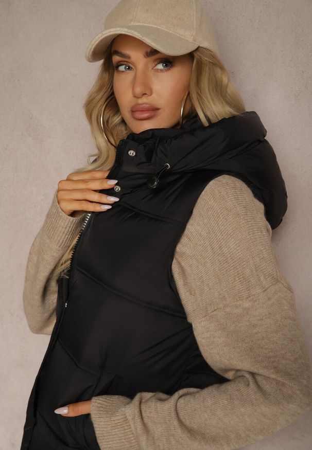 Renee - Czarna Pikowana Kamizelka z Kapturem i Ozdobnym Suwakiem Tomtalisa. Okazja: na co dzień. Typ kołnierza: kaptur. Kolor: czarny. Materiał: jeans. Styl: casual