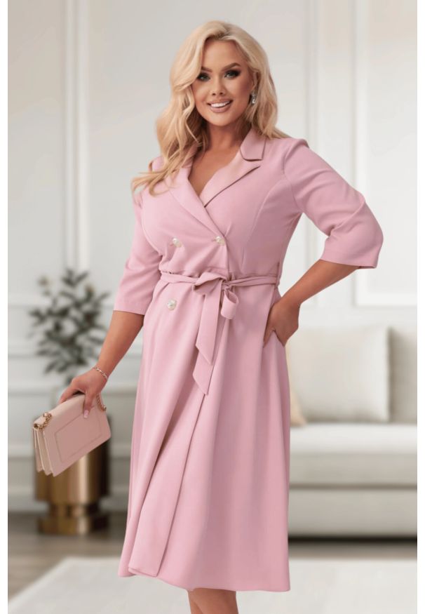 Moda Size Plus Iwanek - Elegancka żakietowa sukienka Marietta w kolorze pudrowego różu XXL OVERSIZE WIOSNA. Okazja: na co dzień, na spotkanie biznesowe. Kolor: różowy. Materiał: materiał, elastan, tkanina, poliester. Sezon: wiosna. Typ sukienki: oversize. Styl: elegancki