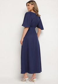 Born2be - Granatowa Koktajlowa Sukienka Vices o Asymetrycznym Kroju z Falbanką Finexia. Okazja: na wesele, na ślub cywilny, na imprezę. Kolor: niebieski. Wzór: aplikacja. Typ sukienki: asymetryczne. Styl: wizytowy #4