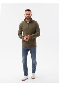 Ombre Clothing - Sweter męski ze stójką - oliwkowy E194 - XL. Typ kołnierza: kołnierzyk stójkowy. Kolor: oliwkowy. Materiał: akryl, bawełna. Wzór: prążki