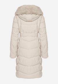 Born2be - Biała Pikowana Kurtka z Futerkowym Obszyciem i Paskiem Samiria. Okazja: do pracy, na co dzień, na spotkanie biznesowe. Kolor: biały. Materiał: dzianina, jeans, futro, poliester. Styl: casual, klasyczny, biznesowy #6