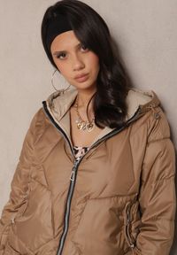 Renee - Ciemnobeżowa Pikowana Kurtka Dwustronna z Kapturem Eravinea. Okazja: na co dzień. Typ kołnierza: kaptur. Kolor: beżowy. Materiał: jeans. Styl: elegancki, casual #5
