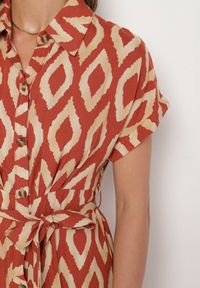 Born2be - Pomarańczowa Wiskozowa Sukienka Koszulowa z Geometrycznym Wzorem Rallapea. Okazja: na co dzień. Typ kołnierza: kołnierzyk klasyczny. Kolor: pomarańczowy. Materiał: wiskoza. Długość rękawa: krótki rękaw. Wzór: geometria. Typ sukienki: koszulowe. Styl: klasyczny, casual, elegancki #6