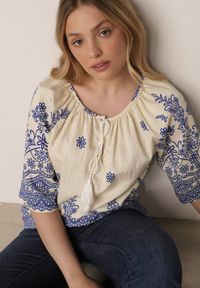 Born2be - Niebieska Bluzka z Wiskozy z Kwiatowym Wzorem Wiązaniem i Frędzlami Hawnalue. Okazja: do pracy, na co dzień, na spacer. Kolor: niebieski. Materiał: wiskoza. Wzór: kwiaty. Styl: boho, elegancki, casual #2