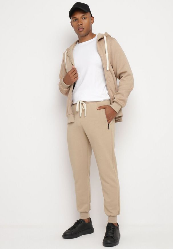 Born2be - Ciemnobeżowe Spodnie Dresowe z Bawełną z Wysokim Stanem Arliera. Okazja: na co dzień. Stan: podwyższony. Kolor: beżowy. Materiał: bawełna, dresówka. Styl: casual, elegancki