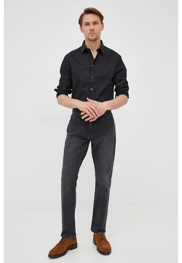 Emporio Armani koszula męska kolor czarny regular z kołnierzykiem klasycznym. Typ kołnierza: kołnierzyk klasyczny. Kolor: czarny. Materiał: materiał. Wzór: gładki. Styl: klasyczny