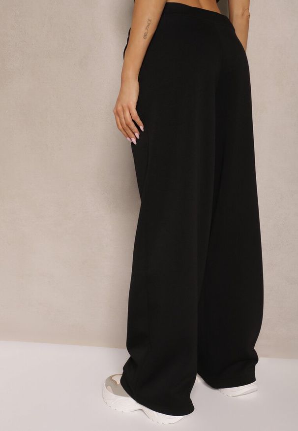 Renee - Czarne Spodnie z Wiskozą o Szerokim Kroju Ozdobione Kantem Belhira. Okazja: na co dzień, na spotkanie biznesowe. Kolor: czarny. Materiał: wiskoza. Wzór: aplikacja. Styl: casual, biznesowy, elegancki