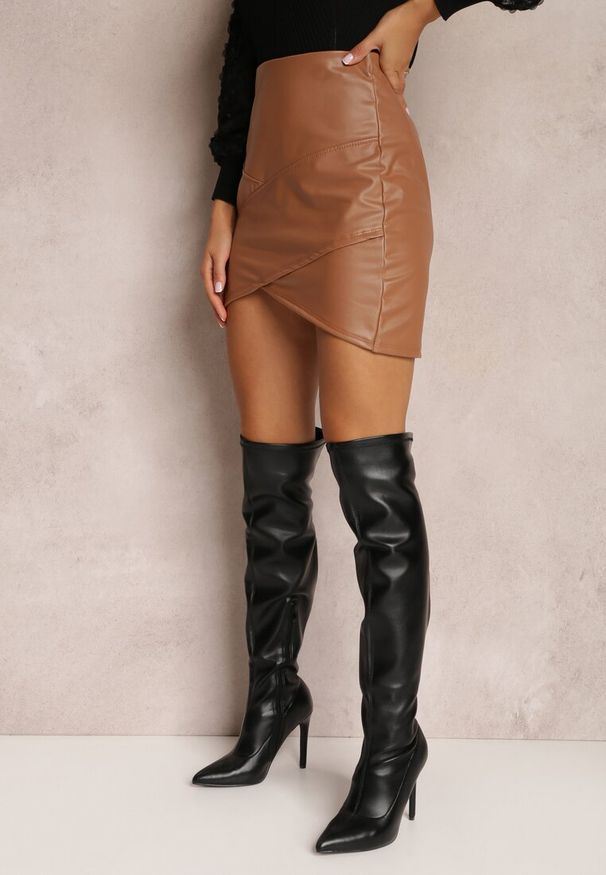 Renee - Beżowa Spódnica Dopasowana z Imitacji Skóry Zipho. Okazja: na co dzień. Kolor: beżowy. Materiał: skóra. Styl: elegancki, casual
