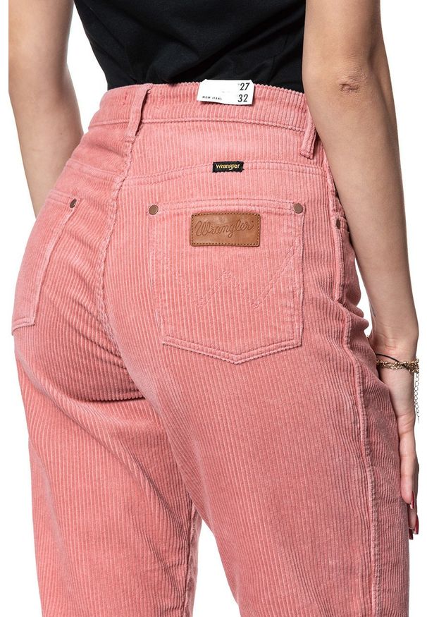 Wrangler - SPODNIE WRANGLER DAMSKIE MOM JEANS BRAND APRICOT W246UPP06 112127945. Stan: podwyższony. Materiał: jeans