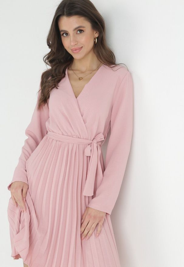 Born2be - Ciemnoróżowa Sukienka Plisowana z Kopertowym Dekoltem i Paskiem Minesia. Kolor: różowy. Materiał: materiał. Typ sukienki: kopertowe. Styl: elegancki