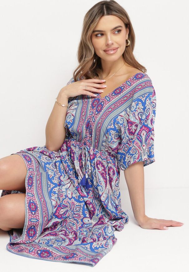 Born2be - Niebiesko-Fuksjowa Sukienka Maxi z Wiskozy w Stylu Boho z Wzorem Paisley i Gumką w Pasie Naroli. Okazja: na co dzień, na spacer. Typ kołnierza: dekolt w kształcie V. Kolor: niebieski. Materiał: wiskoza. Wzór: paisley. Sezon: lato. Styl: boho. Długość: maxi