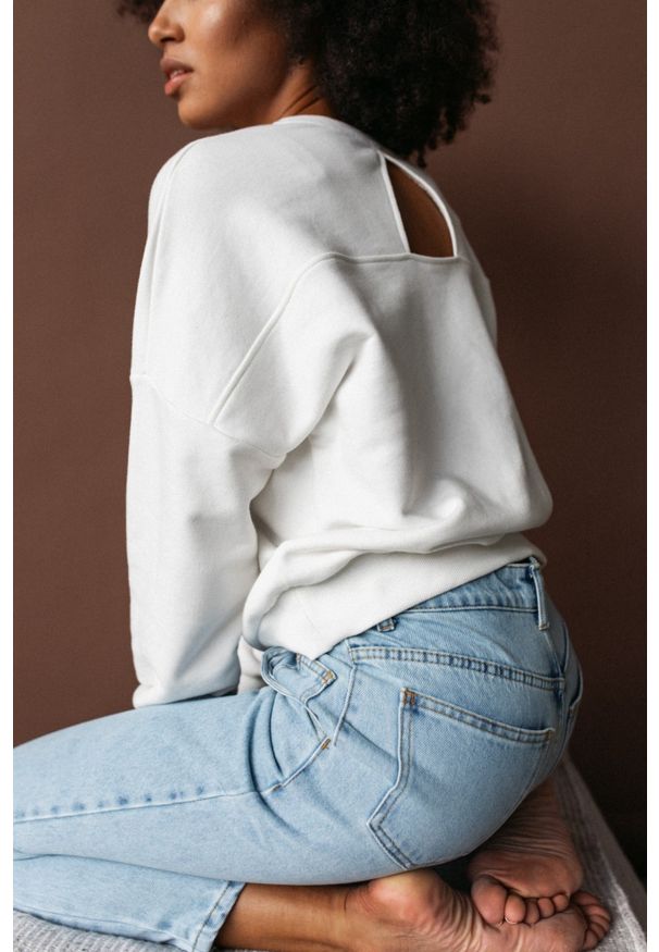 Marsala - Bluza damska z ociepleniem z wycięciem na plecach w kolorze CHEMICAL WHITE - BROOKLYN. Materiał: bawełna, tkanina, poliester, dresówka, len, dzianina. Wzór: gładki