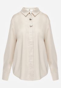 Born2be - Jasnobeżowa Elegancka Koszula Satynowa z Ozdobnymi Guzikami Yasura. Okazja: do pracy, na co dzień. Kolor: beżowy. Materiał: satyna. Styl: elegancki #4