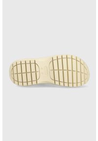 Crocs klapki Classic Mega Crush Sandal damskie kolor beżowy na platformie 207989. Kolor: beżowy. Materiał: guma. Obcas: na platformie #5