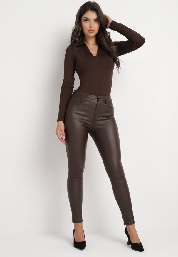 Born2be - Brązowe Spodnie Skinny z Imitacji Skóry Daciss. Kolor: brązowy. Materiał: skóra