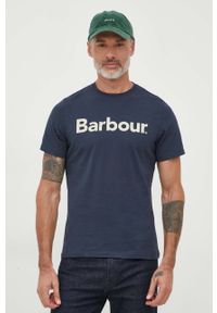 Barbour t-shirt bawełniany kolor granatowy z nadrukiem. Kolor: niebieski. Materiał: bawełna. Wzór: nadruk. Styl: klasyczny #1
