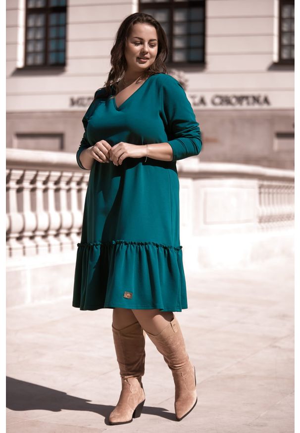 Moda Size Plus Iwanek - Sukienka Alicja w kolorze ciepłego bałtyku z falbanką XXL OVERSIZE WIOSNA. Okazja: do pracy, na uczelnię, na spacer. Typ kołnierza: dekolt w kształcie V. Materiał: tkanina, dzianina, poliester, dresówka, bawełna, elastan. Długość rękawa: krótki rękaw. Sezon: wiosna, zima, jesień. Typ sukienki: oversize