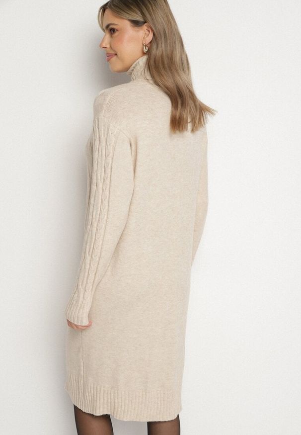 Born2be - Jasnobeżowa Sweterkowa Sukienka z Golfem Wełną i Bawełną Ozdobiona Splotem Reiania. Okazja: na co dzień, do pracy, na spotkanie biznesowe. Typ kołnierza: golf. Kolor: beżowy. Materiał: wełna, bawełna. Wzór: aplikacja, ze splotem. Typ sukienki: proste. Styl: casual, biznesowy