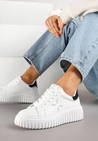 Born2be - Biało-Czarne Sneakersy na Grubej Tłoczonej Podeszwie z Brokatem Nusandra. Okazja: na co dzień. Kolor: biały. Materiał: jeans. Wzór: aplikacja