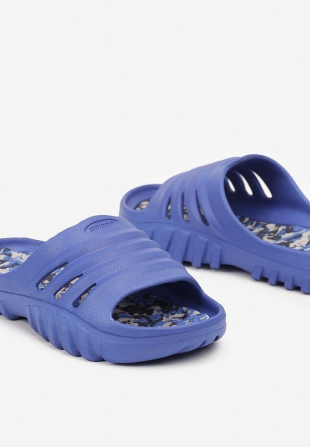 Born2be - Niebieskie Płaskie Klapki z Pianki z Tłoczoną Cholewką i Wycięciami Testalie. Okazja: na co dzień. Kolor: niebieski. Materiał: bawełna, len. Styl: casual