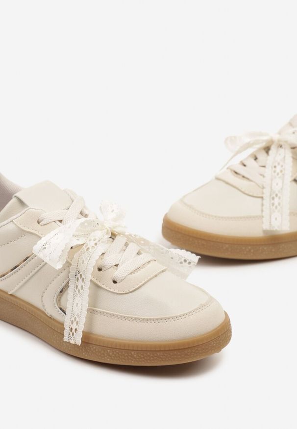 Renee - Beżowe Sneakersy Typu Kultowe Tenisówki z Ozdobną Odpinaną Kokardą Korilinda. Okazja: na co dzień, na imprezę. Kolor: beżowy. Materiał: jeans