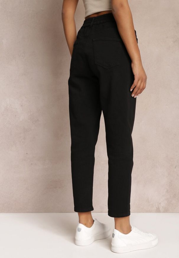 Renee - Czarne Jeansy Mom Fit z Wysokim Stanem i Gumką w Pasie Yvona. Okazja: na co dzień. Stan: podwyższony. Kolor: czarny. Styl: klasyczny, elegancki, casual