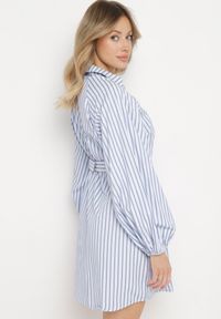 Born2be - Niebiesko-Biała Koszulowa Sukienka w Paski z Paskiem i Metalową Klamrą Elaratia. Okazja: na spotkanie biznesowe, do pracy. Kolor: niebieski. Materiał: bawełna, materiał. Wzór: paski. Typ sukienki: koszulowe. Styl: biznesowy #6