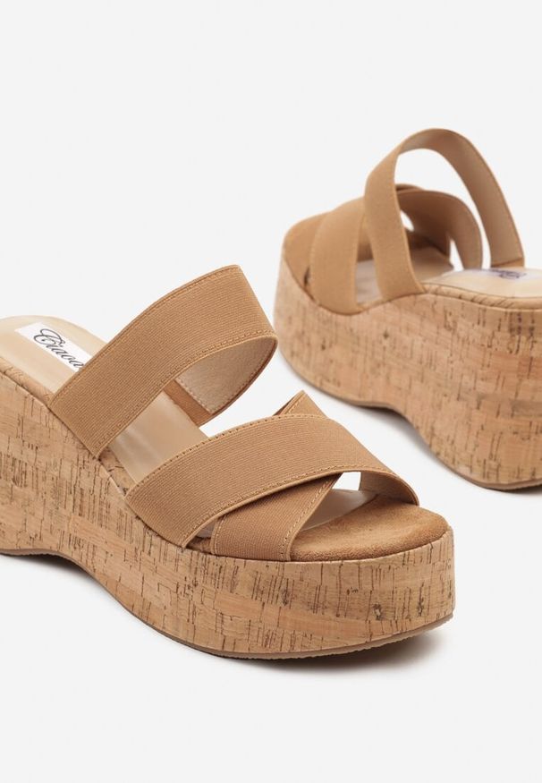 Born2be - Brązowe Klapki na Koturnie i Platformie z Korka Dovelina. Okazja: na co dzień. Kolor: brązowy. Sezon: lato. Obcas: na koturnie. Styl: casual, elegancki