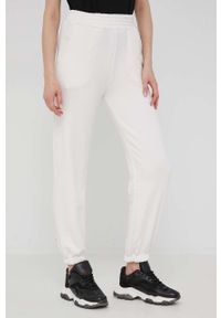 Answear Lab spodnie dresowe damskie kolor biały gładkie. Kolor: biały. Materiał: dresówka. Wzór: gładki