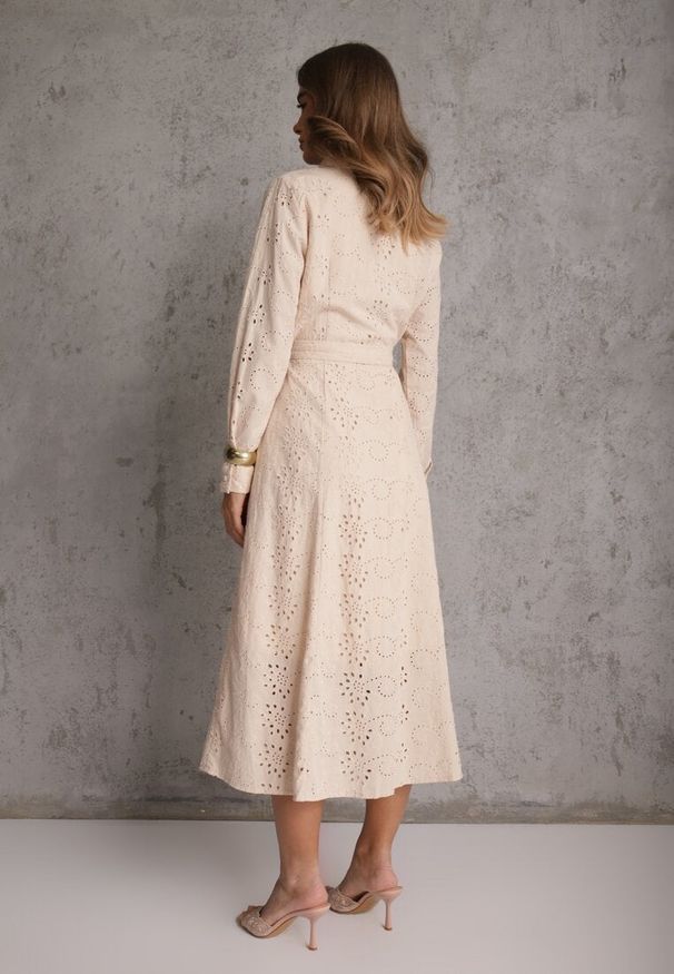 Renee - Beżowa Ażurowa Sukienka z Bawełny Ozdobiona Paskiem Novenelle. Kolor: beżowy. Materiał: bawełna. Wzór: ażurowy, aplikacja. Sezon: wiosna