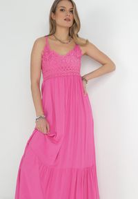 Born2be - Różowa Sukienka Maxi z Ażurowym Dekoltem i Falbaną na Dole z Wiskozy Nelnin. Kolor: różowy. Materiał: wiskoza. Długość rękawa: na ramiączkach. Wzór: ażurowy. Długość: maxi #7