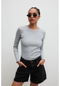 Marsala - Dopasowany top z długim rękawem w kolorze GREY - MOODY-S. Materiał: elastan, dzianina, prążkowany, bawełna, materiał. Długość rękawa: długi rękaw. Długość: długie