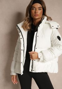 Renee - Biała Oversizowa Kurtka Puffer z Kapturem i Naszywką przy Rękawie Azine. Okazja: na co dzień. Typ kołnierza: kaptur. Kolor: biały. Materiał: jeans, dzianina. Wzór: aplikacja. Styl: casual