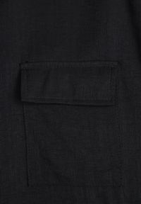 Renee - Czarna Koszula z Bawełną o Nietoperzowym Kroju z Wiązaniem w Stylu Utility Kelathe. Kolor: czarny. Materiał: bawełna #6