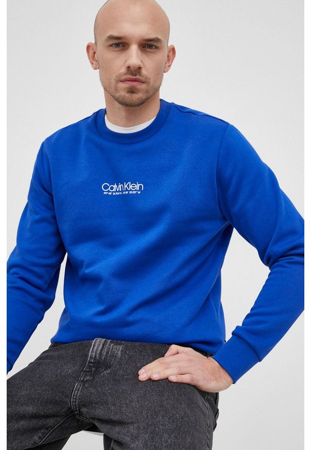 Calvin Klein bluza męska z nadrukiem. Kolor: niebieski. Materiał: dzianina, włókno. Wzór: nadruk