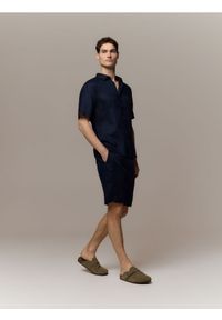 Reserved - Lniane szorty regular fit - granatowy. Kolor: niebieski. Materiał: len