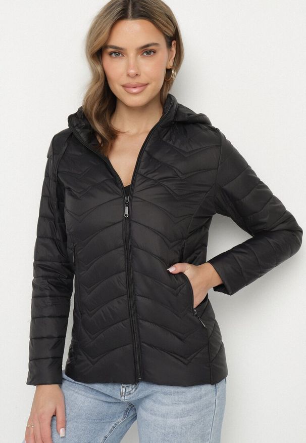 Born2be - Czarna Pikowana Kurtka z Kapturem z Możliwością Odpięcia Natisme. Okazja: na co dzień. Typ kołnierza: kaptur. Kolor: czarny. Materiał: jeans. Styl: elegancki, casual