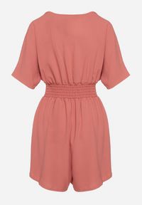 Born2be - Różowy Kombinezon z Zakładkowym Dekoltem i Gumką w Talii Belandrea. Okazja: na co dzień. Kolor: różowy. Materiał: jeans. Długość rękawa: krótki rękaw. Długość: krótkie. Sezon: lato. Styl: sportowy, casual, elegancki #3