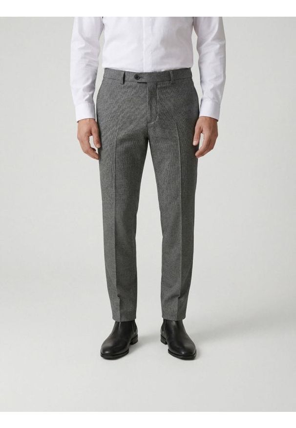 Reserved - Spodnie garniturowe slim fit - ciemnoszary. Kolor: szary. Materiał: tkanina, wiskoza