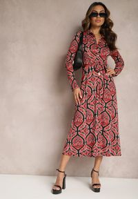 Renee - Czerwona Sukienka Koszulowa z Materiałowym Paskiem z Wzorem Paisley Cevilia. Kolor: czerwony. Materiał: materiał. Wzór: paisley. Typ sukienki: koszulowe. Długość: midi