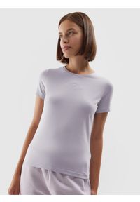 4f - T-shirt regular z bawełny organicznej damski - fioletowy. Kolor: fioletowy. Materiał: bawełna. Wzór: napisy, haft. Styl: sportowy #1